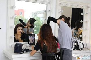 女子扮中老年走红视频,女子扮中老年走红网络，揭秘时尚与年龄的无界之美